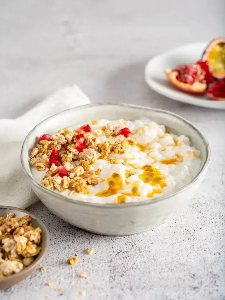 photographie culinaire d'un bol de fromage blanc avec muesli
