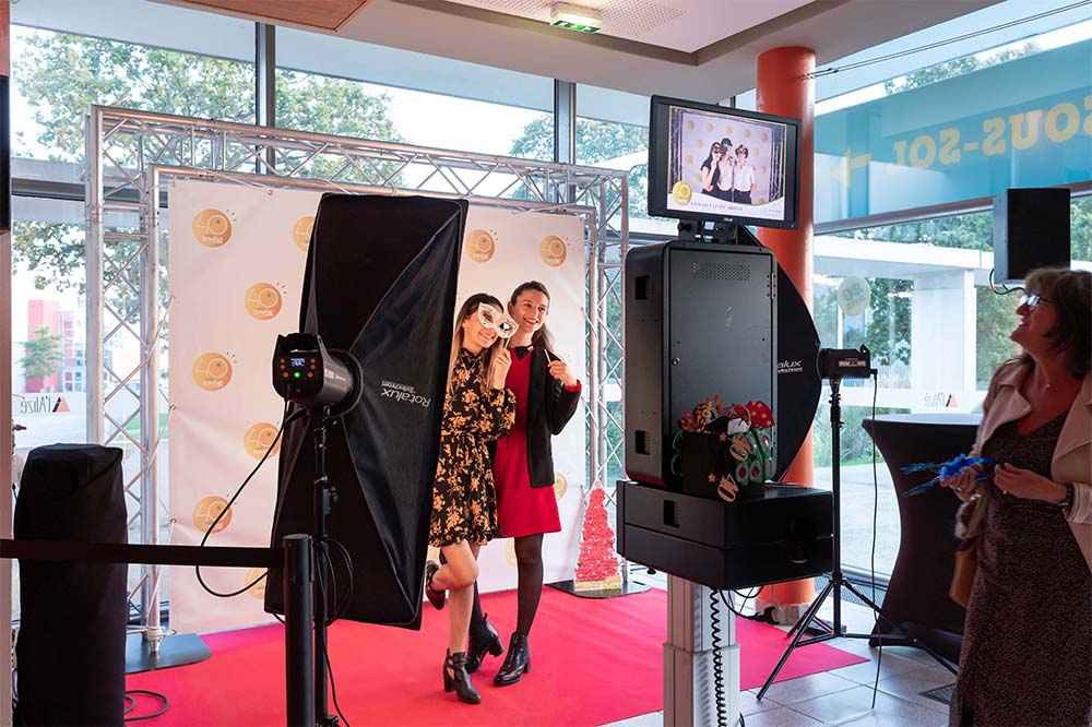 Collaborateurs de Saveol devant la location d'un photobooth à Brest en interieur