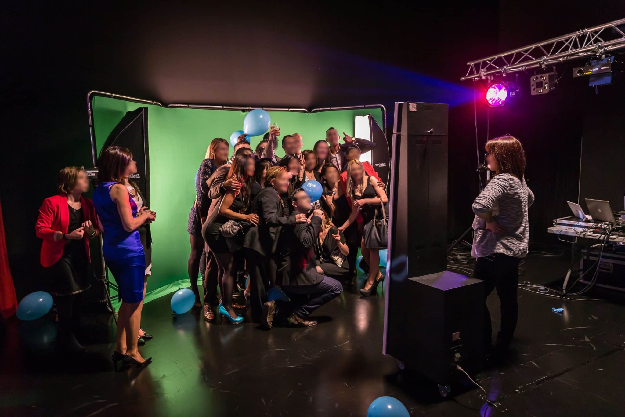 Location d'un photobooth à Brest avec fond vert sur un événement en intérieur