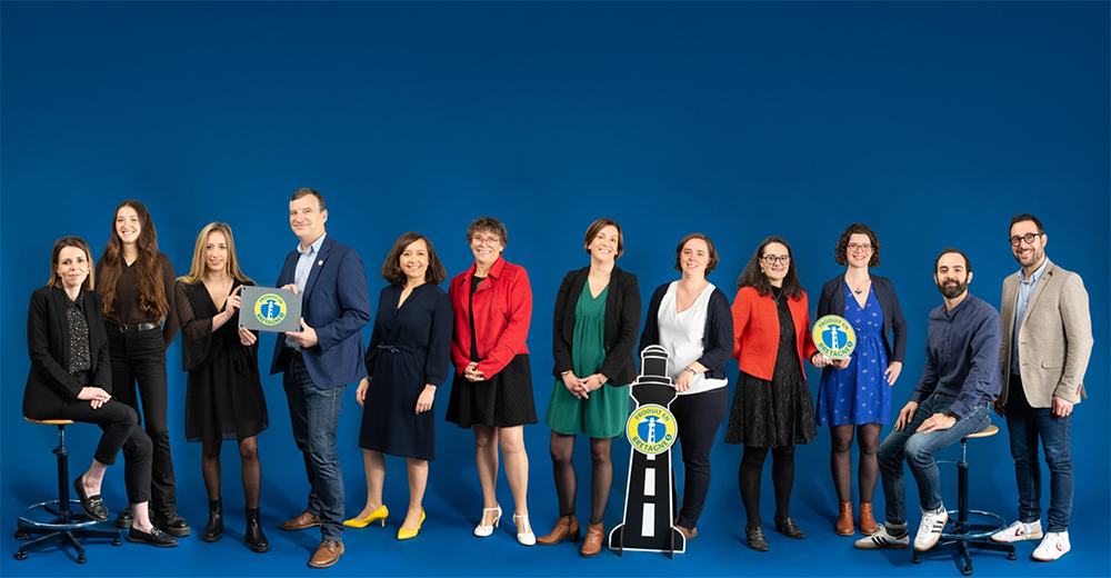 Photo d'équipe en studio des collaborateurs de Produit en Bretagne